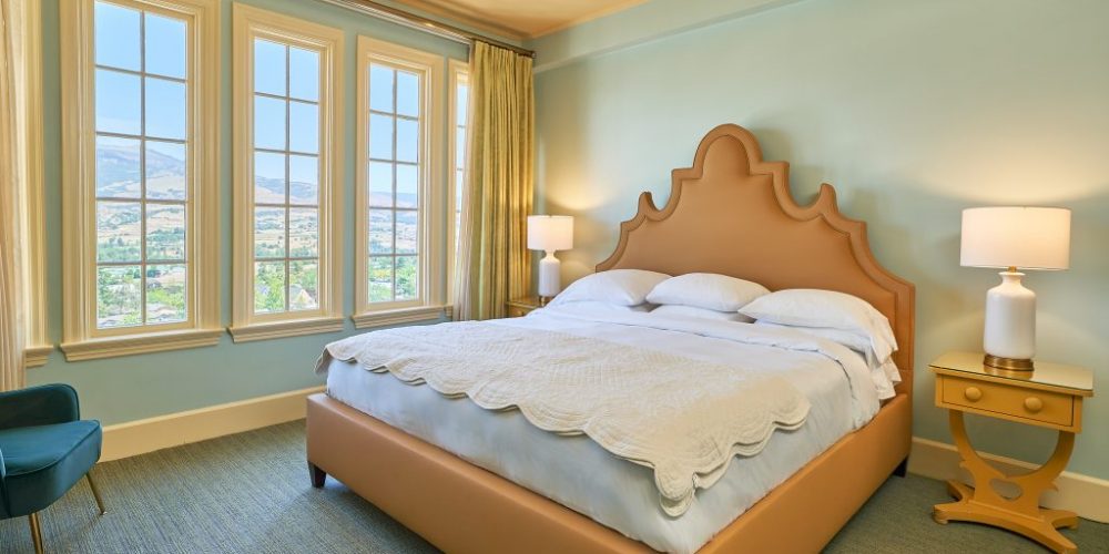 Look out over the city of Ashland from this lovely and comfortably appointed guest room featuring one King bed. Bathroom features shower or shower/tub combo.View Room